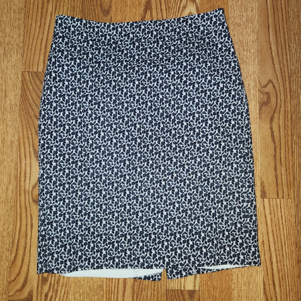 Ann Taylor pencil skirt w/back slit  vintage fully lined black floral sz 4